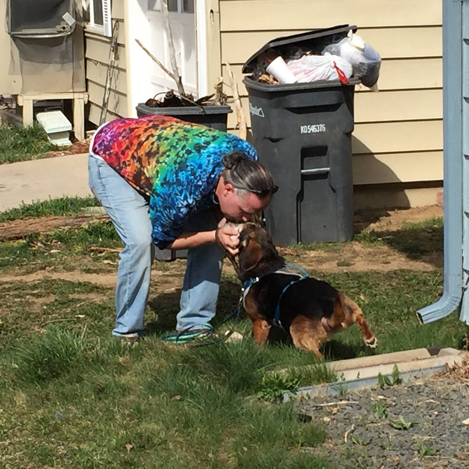 Sad dog that’s been missing for over 2 years hears voice he recognizes(01)